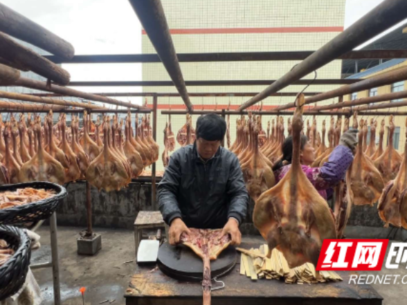 湖南江永：腊味飘香迎岁末 传统工艺富乡邻