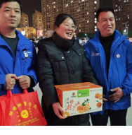 永州女崽驱车百里迎“亲人” 冠军橙乡邀四海宾朋赏百龙竞渡