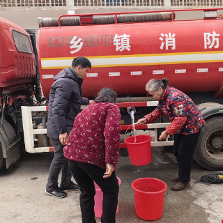 冰雪中驶来“暖心车” 桂阳县樟市镇干部职工义务送水润民心