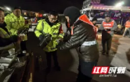 党旗映雪路 初心护民行