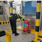 春运暖途 长沙干杉路产养护管理所路管员暖心护萌娃