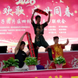 新春走基层·小镇顶流丨邻里同台闹新春 隆回这台“村晚”年味足