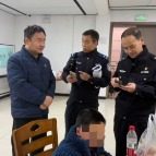 回龙铺中心收费站：春运守岗暖归途 高速温情护童心