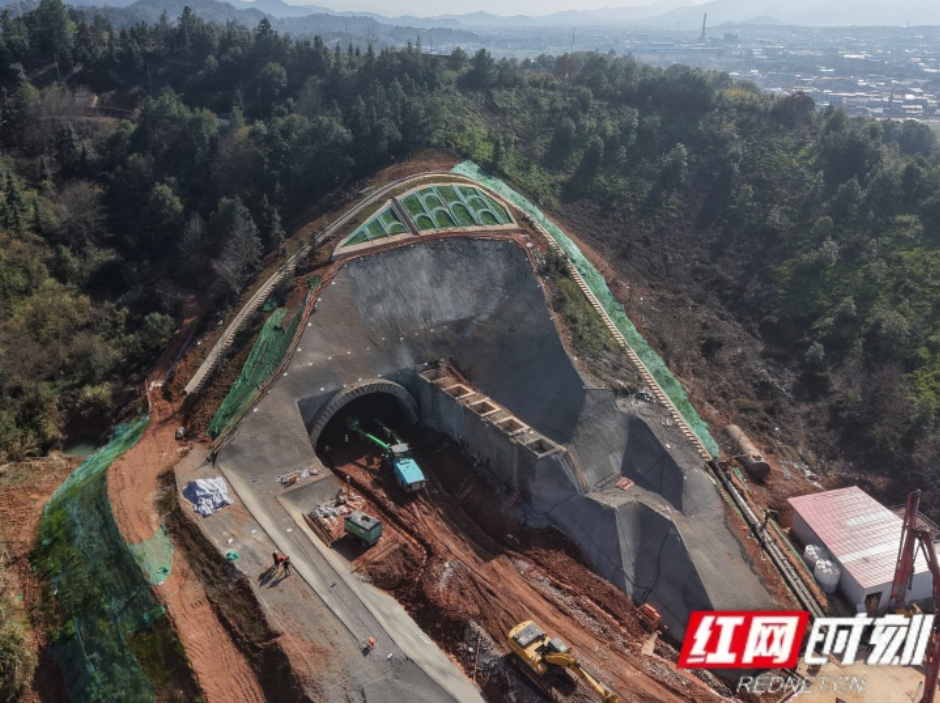 新突破！长赣高铁湖南段又一隧道顺利进洞