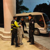 小男孩深夜离家，高速“路灯”悉心守护