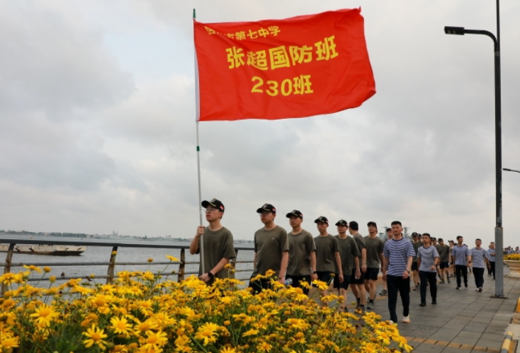 岳阳市七中国防班赴海军岳阳舰研学侧记