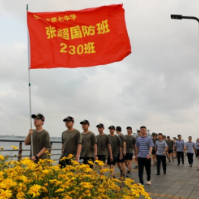 以舰为梯砺筋骨 以此为序赴新程——岳阳市七中国防班赴海军岳阳舰研学侧记