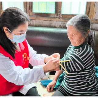 不出门不花钱 103岁老人享家庭医生上门免费体检