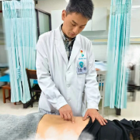 弯腰就痛没当回事？40岁男子提水后加重！医生：这个部位最易受伤！