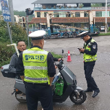 交通安全常抓不懈 苏仙区五里牌镇开展“戴帽工程”交通安全劝导检查工作