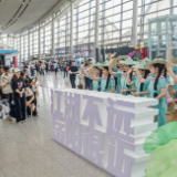 长沙黄花机场秒变“洞庭湖” 岳阳渔女闪现带来“荷”气满满