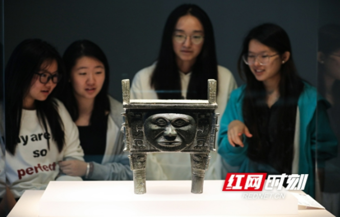 人面纹方鼎领衔亮相！湖南省博物馆50余件珍贵文物齐聚梅溪湖艺术博物馆