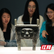 人面纹方鼎领衔亮相！湖南省博物馆50余件珍贵文物齐聚梅溪湖艺术博物馆