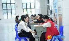 “向阳花”开进校园，“解忧集市”温暖解忧