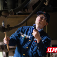 湖南铁道职院：检修库里的“国家级”技能大师余明敬