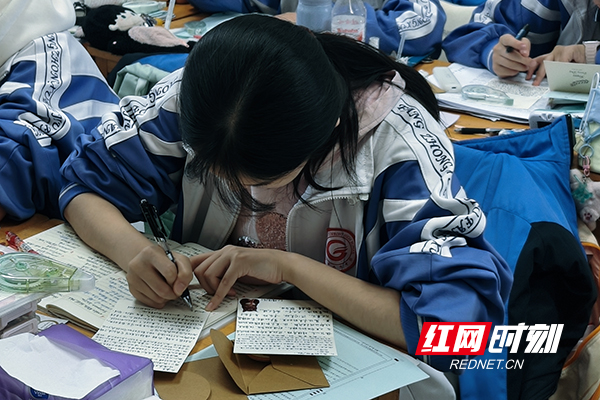 株洲市九方中学：纸短情长递温暖 书信励志助高考