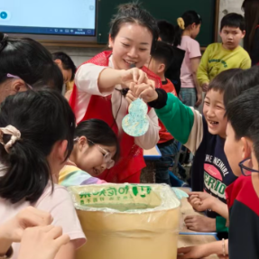 大漆“漂”进乡村课堂 非遗“活”在童心指尖——湖南财工职院赴衡山白果中心完小开展美育支教
