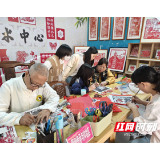 一把刻刀，让桃江竹与加拿大枫叶“纸上相遇”