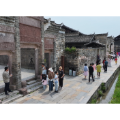 中方：文旅焕新引客来五一首日游客破万