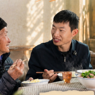 垄上青春丨网红村支书：三年，买菜上门，为100户老人做顿饭