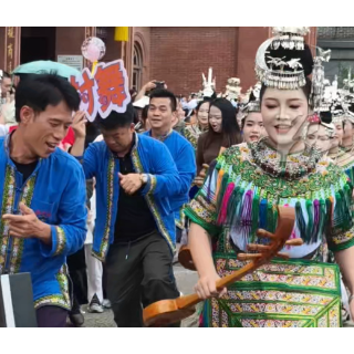 世界那么大 好想去怀化丨演出现场变集体舞池 贵州村舞燃动洪江古商城