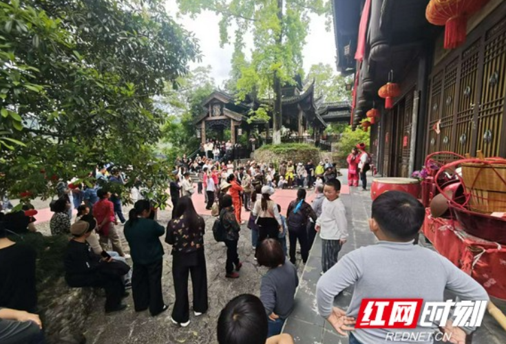 秦简古韵碰撞土家风情——龙山县“五一”假期喜迎八方游客