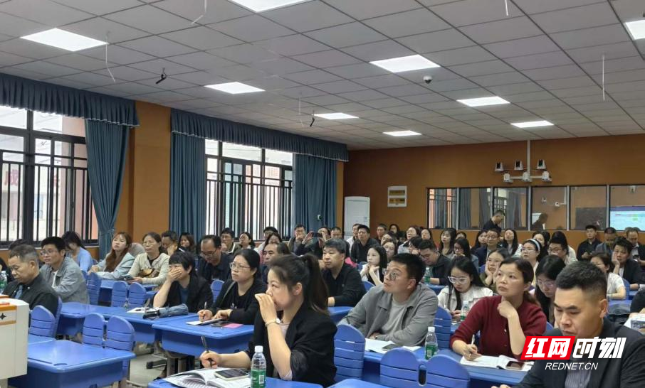 株洲市初中信息科技“AI通识课教学与赋能”专题教研在景炎中学举行