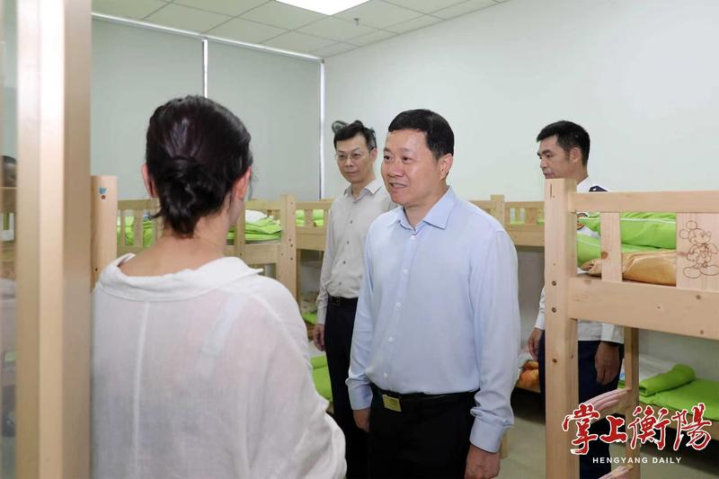 ▲5月13日下午,刘中杰在珠晖区雁东湖社区某托管中心暗访。