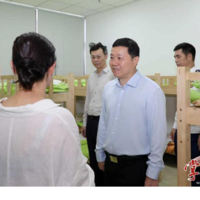 暗访现场,刘中杰带着托管机构负责人逐条学安全责任