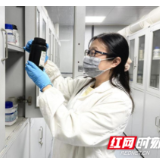 检验先锋刘波:“怕光”的药 不怕难的人