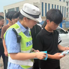 衡东县：交警化身“安全讲师”，筑牢校园出行防线