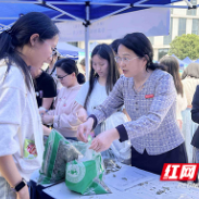 湖南化工职院“书集游园”活动点亮校园