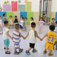 专家:“娃娃脸”“婴儿肥”或是缺乏生长激素 孩子“晚长”要关注
