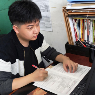 汝城二中刘亮明 : 以笔为犁耕沃土 以文铸魂育芳华