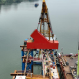 沅水桃源枢纽二线船闸建设工程桃源沅水特大桥右汊主桥首节钢梁完成吊装