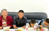 灾后重建进行时丨张宗桃：安置点的盒饭三菜一汤还有一个咸鸭蛋