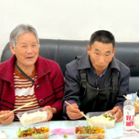 灾后重建进行时丨张宗桃:安置点的盒饭三菜一汤还有一个咸鸭蛋