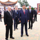 习近平同俄罗斯总统普京共同参观“传承中俄世代友好 树立大国关系典范”图片展