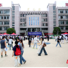 湖南财工职院联合珠晖区举行专场招聘会 解决困难毕业生求职难题