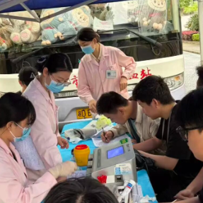520青春与热血相遇!衡阳技师学院学子踊跃献血