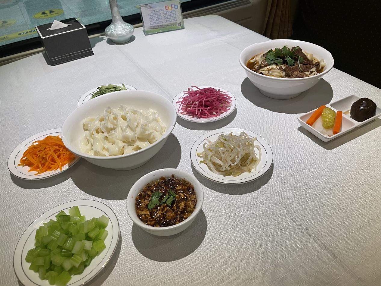 餐车上的西北特色美食。受访方供图