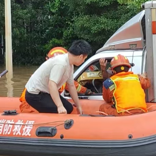 暴雨积水致车辆熄火 湘乡消防火速转移4名被困人员