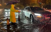 暴雨中，芙蓉区的他们为居民撑起一把“安全伞”