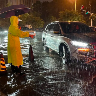 暴雨中,芙蓉区的他们为居民撑起一把“安全伞”