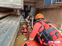 闻汛而动 昼夜奋战 湘潭消防连夜紧急救援