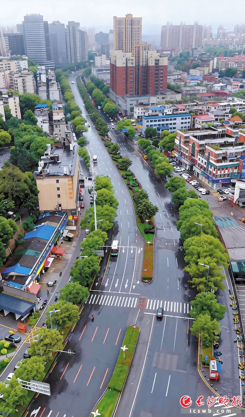 5月23日7时,长沙市应急管理局防汛抗旱处带来好消息:长沙城区所有积水点已在第一时间处置。“一觉醒来,好像什么都没有发生。”有市民站在洁净的马路边这样感慨。 长沙晚报全媒体记者 易亿 摄 5月23日7时,长沙市应急管理局防汛抗旱处带来好消息:长沙城区所有积水点已在第一时间处置。“一觉醒来,好像什么都没有发生。”有市民站在洁净的马路边这样感慨。 长沙晚报全媒体记者 易亿 摄