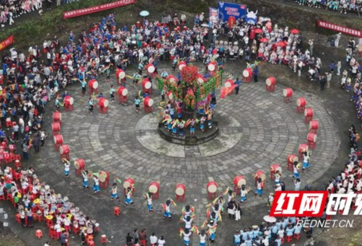凤凰县：万名群众欢庆苗族“四月八”跳花节 民族团结之花盛放成乡村振兴美景