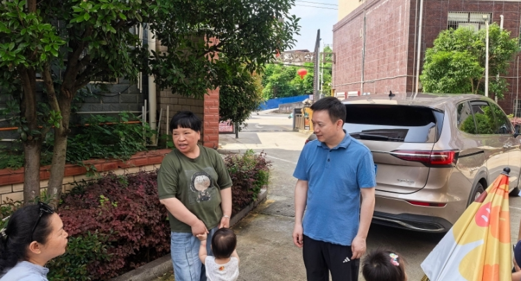 何朝晖暗访群腐整治和消防安全工作