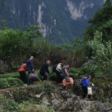 影像故事丨撤离“孤岛”,最后一批乡亲结伴跋涉的7小时
