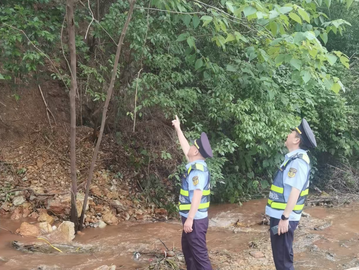 闻汛而动排查隐患 精准发力筑牢防线